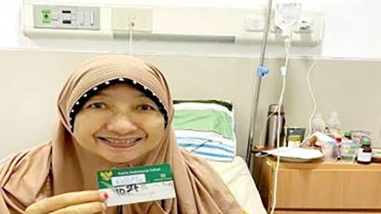 Salah seorang peserta Program Jaminan Kesehatan (JKN) asal Gorontalo, Yetty Darza (63) menunjukkan kartu peserta miliknya di rumah sakit di Kota Gorontalo. ANTARA/HO-BPJS Kesehatan Cabang Gorontalo