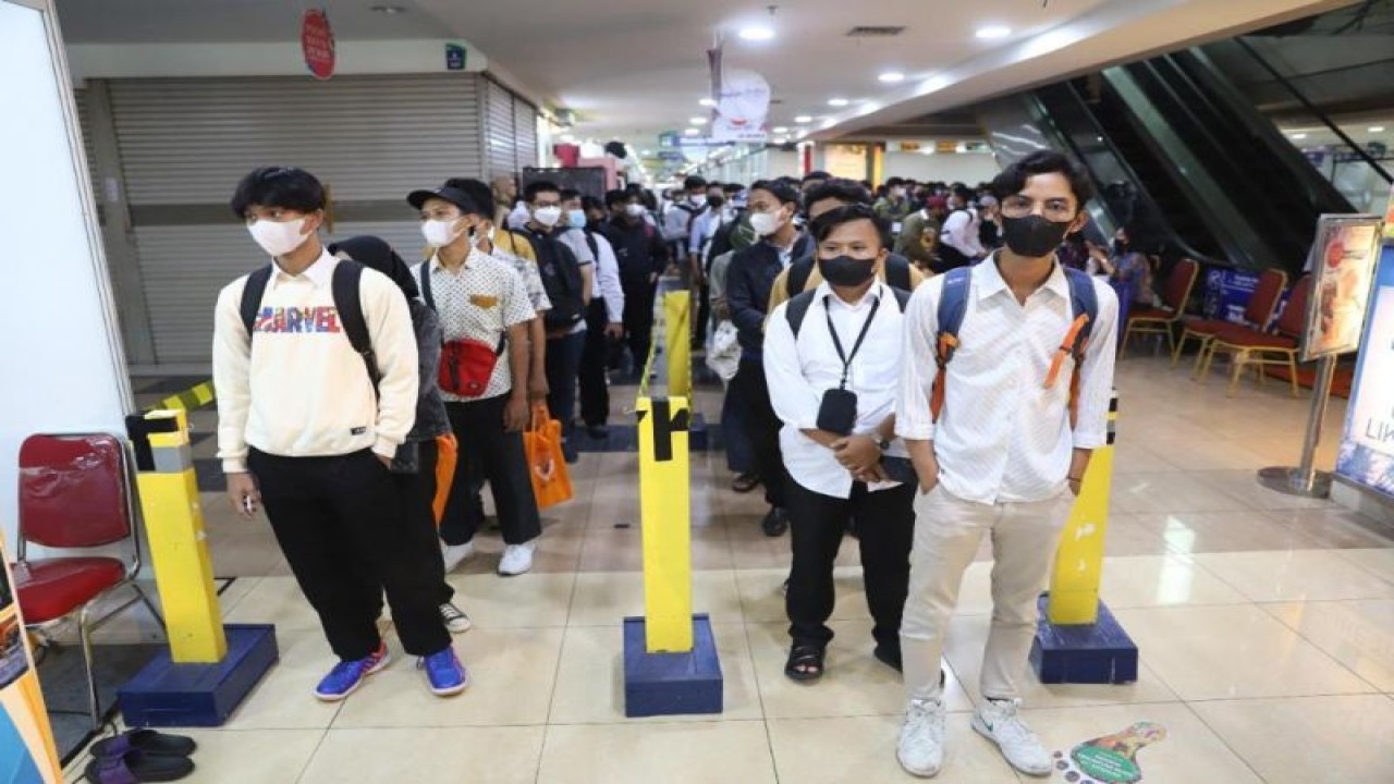 Pencari kerja membuat antrean secara tertib saat kegiatan Milenial Job Fair Angkatan Ketiga di Mangga Dua Square, Pademangan, Jakarta Utara pada 1 dan 2 November 2022. ANTARA/HO-Kominfotik Jakarta Utara