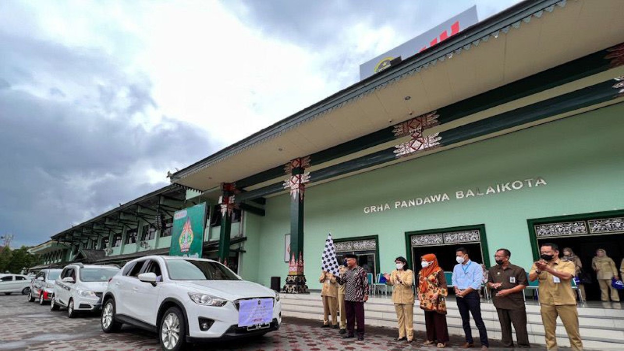 Penjabat Wali Kota Yogyakarta Sumadi melepas pelaku UMK di kota tersebut saat akan memasukkan produknya di puluhan gerai toko waralaba di kota tersebut, Senin (17/10/2022) (ANTARA/Eka AR)