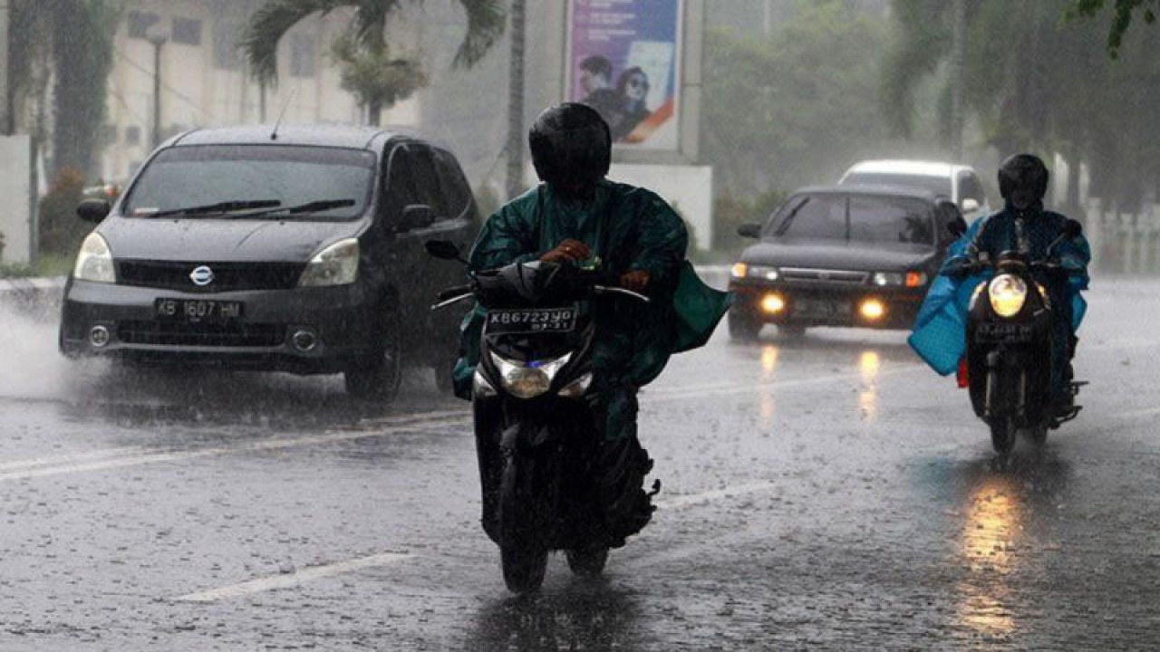 Sejumlah kendaraan menembus hujan lebat. BMKG mengingatkan masyarakat untuk mewaspadai cuaca ekstrem yang berpotensi terjadi 10 hari ke depan. (ANTARA FOTO/JESSICA HELENA WUYSANG)