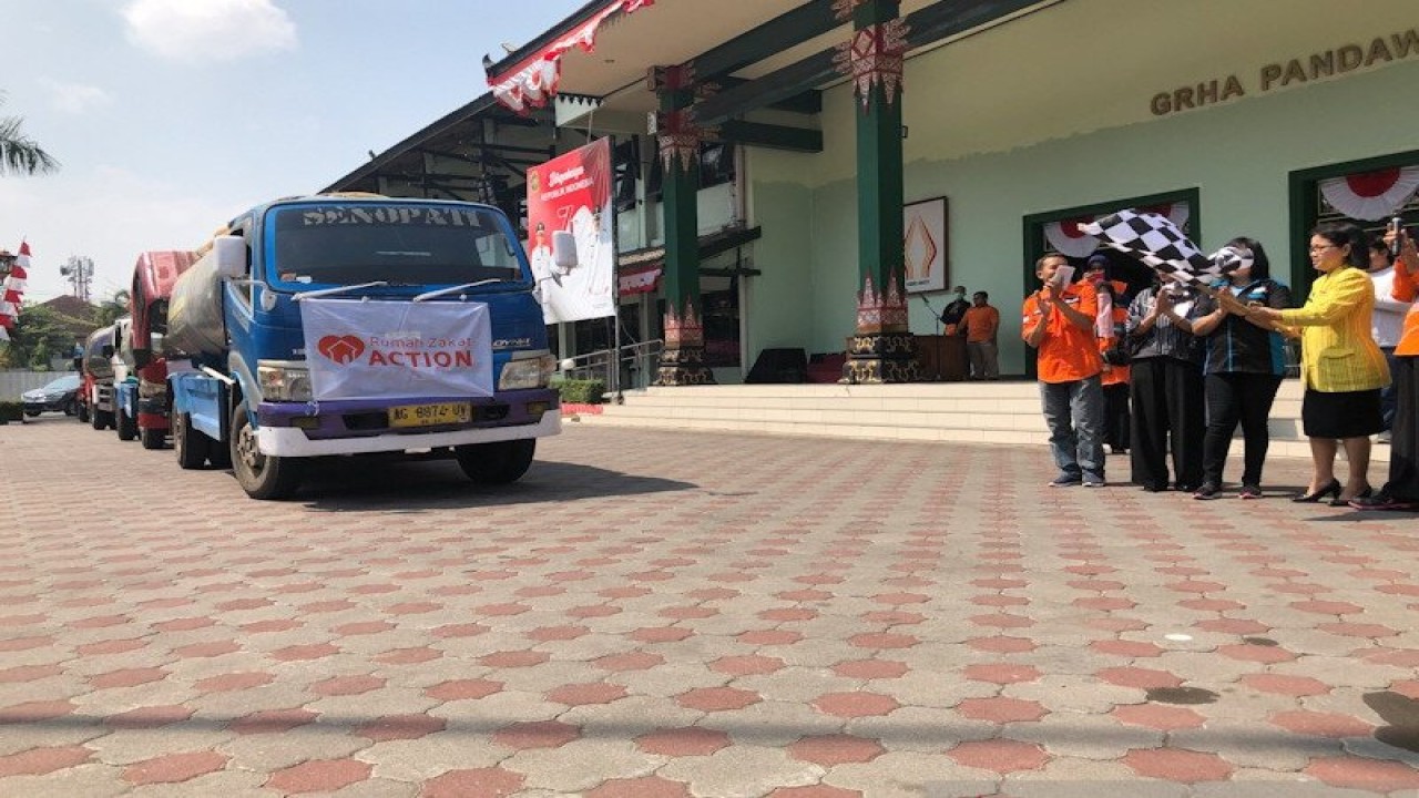 Keberangkatan truk tangki bantuan air bersih dari salah satu lembaga Rumah Zakat yang akan disalurkan ke Kabupaten Gunungkidul, DIY, untuk mengatasi dampak kekeringan (FOTO ANTARA/Eka Arifa Rusqiyati)
