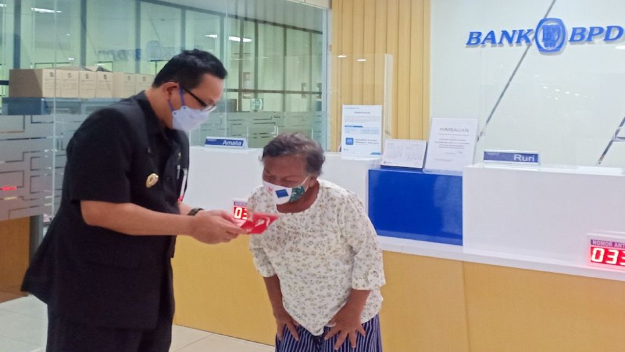 Wakil Wali Kota Yogyakarta Heroe Poerwadi menyerahkan bantuan dana asistensi untuk warga lanjut usia dari keluarga miskin di kota tersebut, Senin (20/9/21) (ANTARA/HO-Humas Pemkot Yogyakarta)