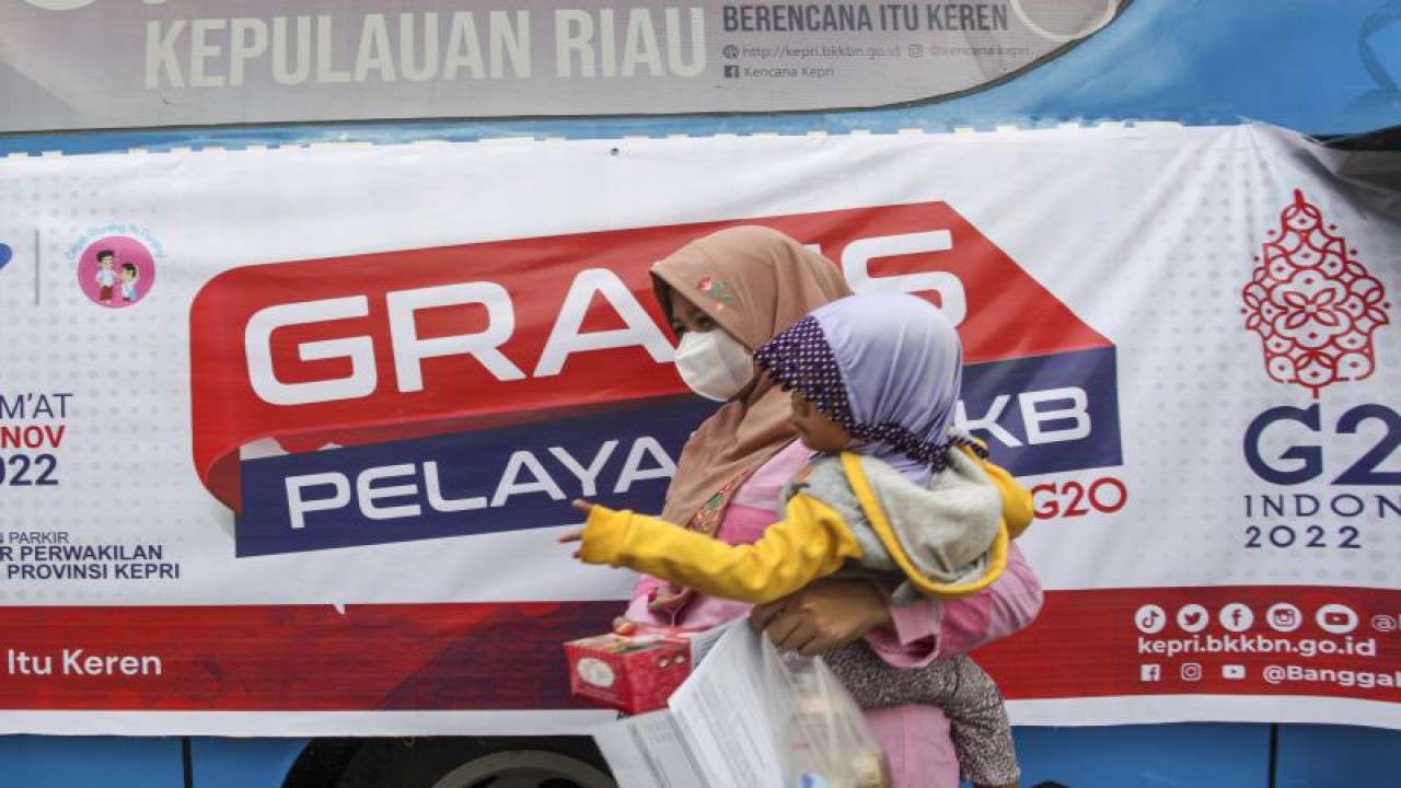 Calon akseptor antre untuk menerima pelayanan KB (Keluarga Berencana) gratis yang diadakan oleh Badan Kependudukan dan Keluarga Berencana Nasional (BKKBN) Provinsi Kepulauan Riau di Kantor Perwakilan BKKBN Provinsi Kepri, Batam, Kepulauan Riau, Jumat (11/11/2022). ANTARA FOTO/Teguh Prihatna/nz