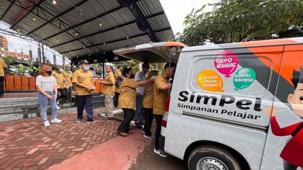 Pekerja pabrik cerutu mengambil bantuan langsung tunai dari dana bagi hasil cukai hasil tembakau di Kota Yogyakarta, Jumat (16/12/2022). (ANTARA/Eka AR)