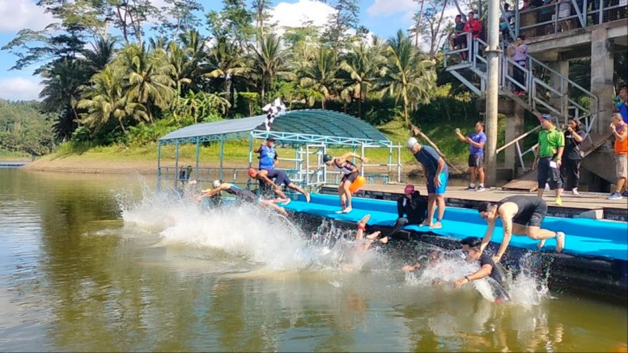 Jogja Open Triathlon di Waduk Sermo, Kabupaten Kulon Progo. (ANTARA/HO-Dokumen istimewa)