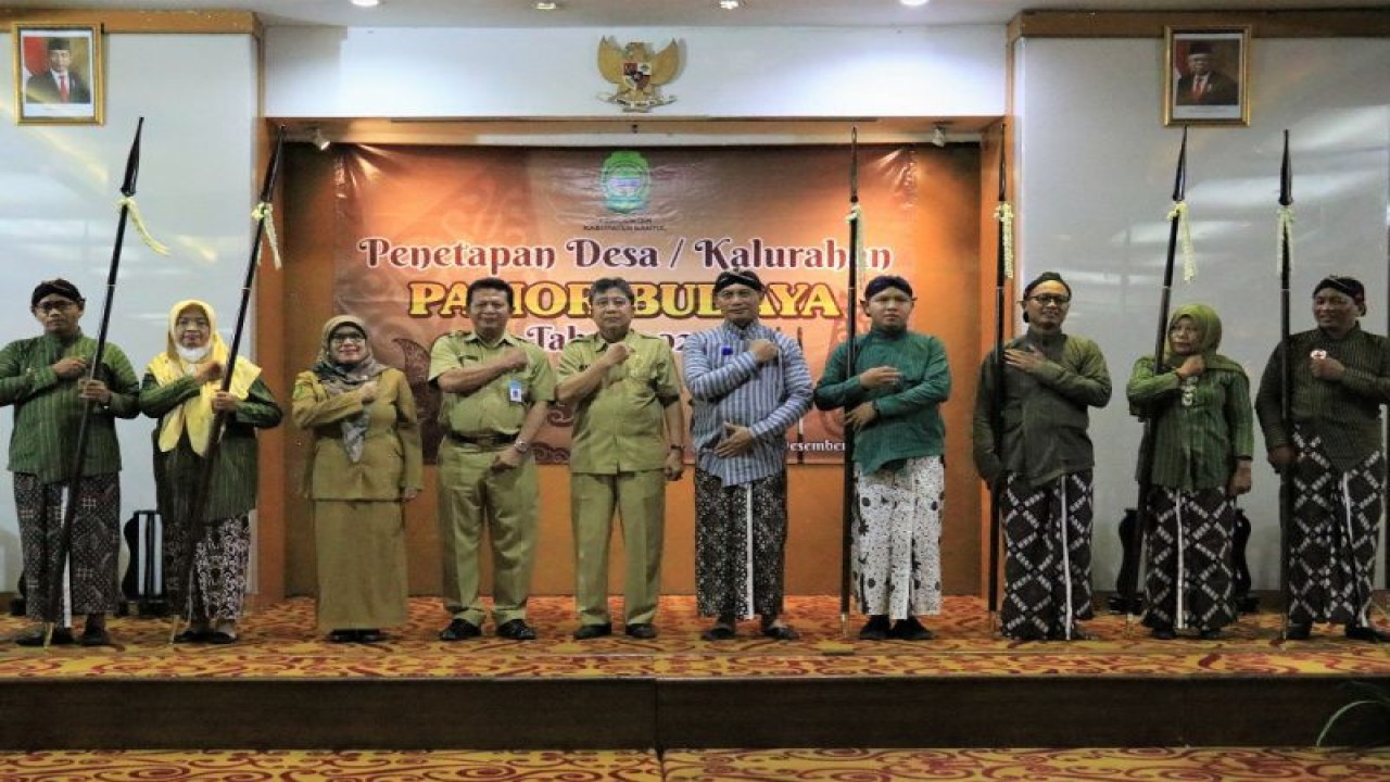 Penyerahan SK Kelurahan Pamor Budaya kepada tujuh desa di Kabupaten Bantul, Daerah Istimewa Yogyakarta, Senin (19/12/2022) (ANTARA/HO-Humas Pemkab Bantul)