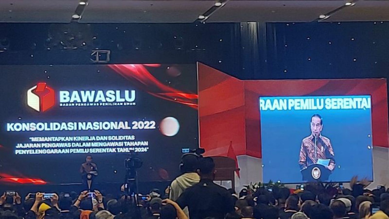 Presiden RI Joko Widodo saat menghadiri Konsolidasi Nasional Bawaslu bertema "Memantapkan Kinerja dan Soliditas Jajaran Pengawas Pemilu" di Jakarta, Sabtu (17-12-2022). ANTARA/Mentari Dwi Gayati