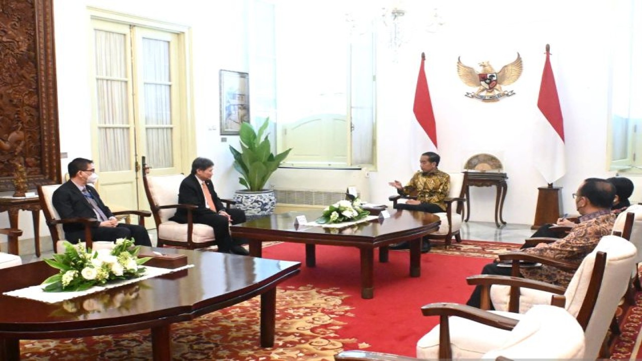 Presiden RI Joko Widodo (Jokowi) menerima Sekretaris Jenderal (Sekjen) ASEAN Dato' Lim Jock Hoi beserta delegasi di Istana Merdeka, Jakarta, Jumat (30/12). (ANTARA/HO-Biro Pers Sekretariat Presiden/Kris)