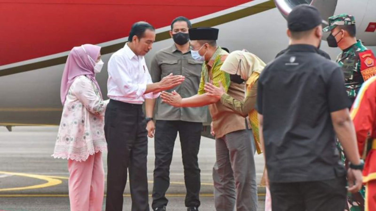 Presiden RI Joko Widodo (Jokowi) dan Ibu Negara Iriana Jokowi disambut Gubernur NTB H Zulkieflimansyah dan istri Hj Niken Saptarini Widyawati saat tiba di Bandara Sultan Salahuddin Bima, Rabu (28/12/2022). ANTARA/Pemprov NTB