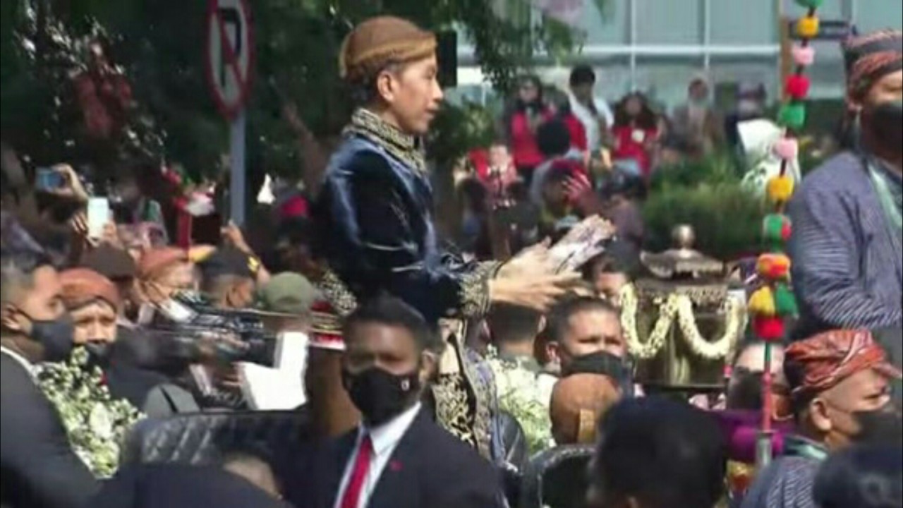 Presiden Jokowi saat kirab pengantin putranya, Kaesang dan Erina. (Net)