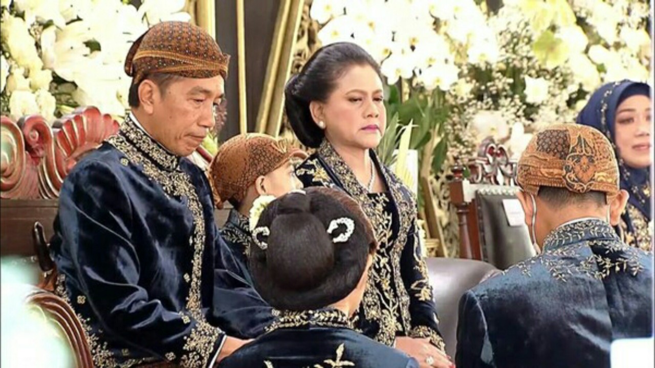 Jokowi saat memberikan tuntunan kepada anak-anaknya. (Net)