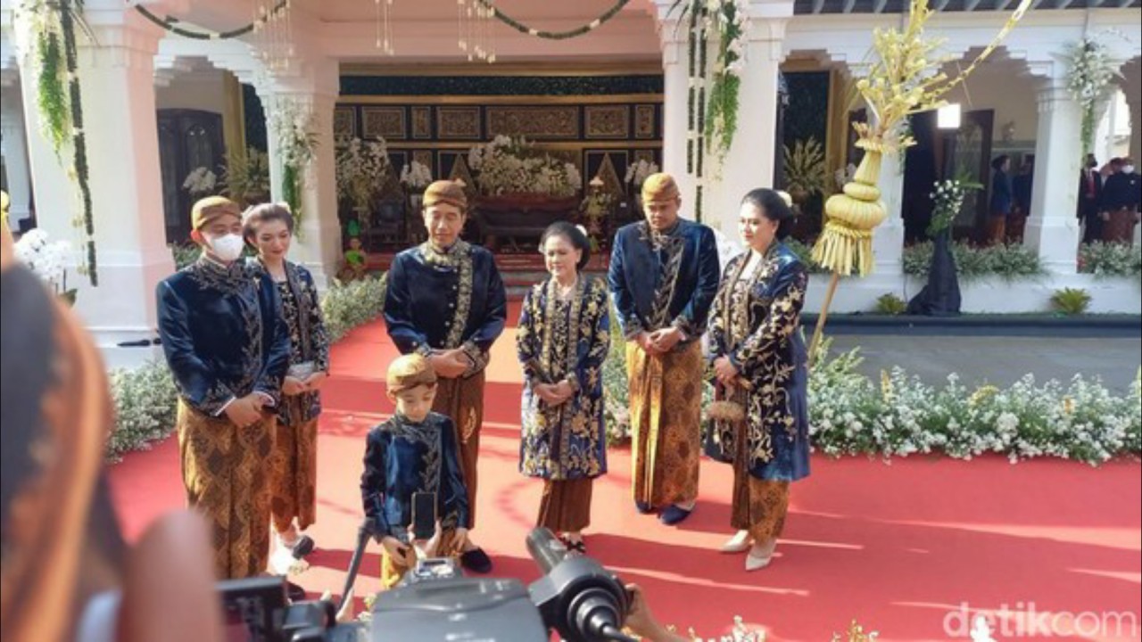 Jan Ethes saat menjadi jubir pernikahan Kaesang dan Erina. (Net)