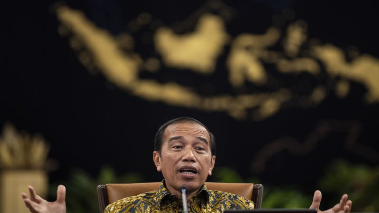 Presiden Joko Widodo menyampaikan keterangan pers terkait kebijakan pemberlakuan pembatasan kegiatan masyarakat (PPKM) di Istana Negara, Jakarta, Jumat (30/12/2022). Pemerintah memutuskan untuk mencabut kebijakan PPKM per 30 Januari 2022 berdasarkan kajian-kajian terkait pandemi COVID-19 di Indonesia yang semakin terkendali. ANTARA FOTO/Sigid Kurniawan/foc.