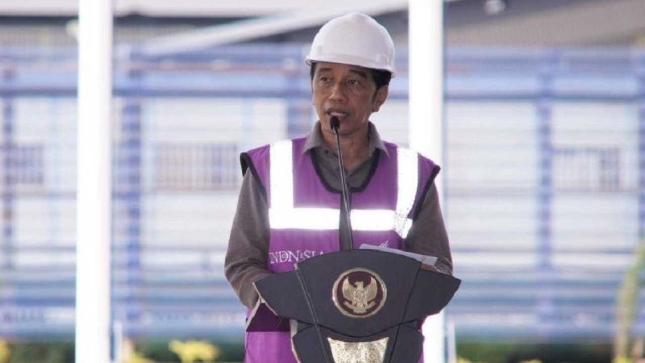Arsip-Presiden Joko Widodo memberi sambutan usai meresmikan pembangunan pabrik Smelter PT Virtue Dragon Nikel Industri (VDNI) di Kecamatan Morosi, Kabupaten Konawe, Sulawesi Tenggara, Senin (27/12/2021). Pembangunan smelter milik PT VDNI merupakan bagian dari Proyek Strategis Nasional (PSN) dengan nilai investasi di kawasan tersebut mencapai Rp47 triliun dan sampai saat ini telah menyerap tenaga kerja sebanyak 16.515 orang. ANTARA FOTO/Jojon/aww.