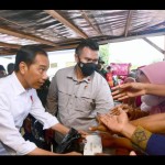 Jokowi serahkan bansos untuk pedagang di Pasar Sila NTB-1672287112
