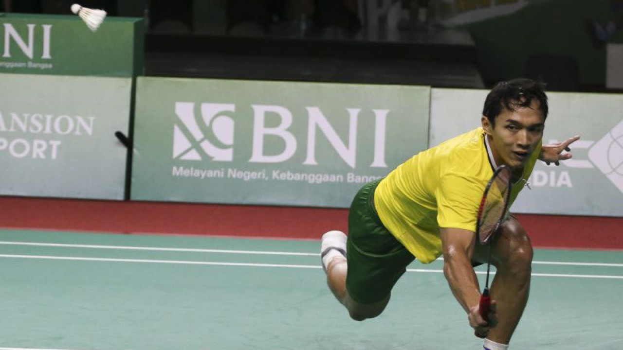 Foto arsip - Pebulutangkis Indonesia Jonatan Christie memukul kok ke arah lawannya pebulutangkis Indonesia Anthony S Ginting pada pertandingan final Brightup Cup 2022 di Tenis Indoor, Senayan, Jakarta, Kamis (10/11/2022). Jonatan Christie menang dengan skor 25-23. ANTARA FOTO/Rivan Awal Lingga/foc.