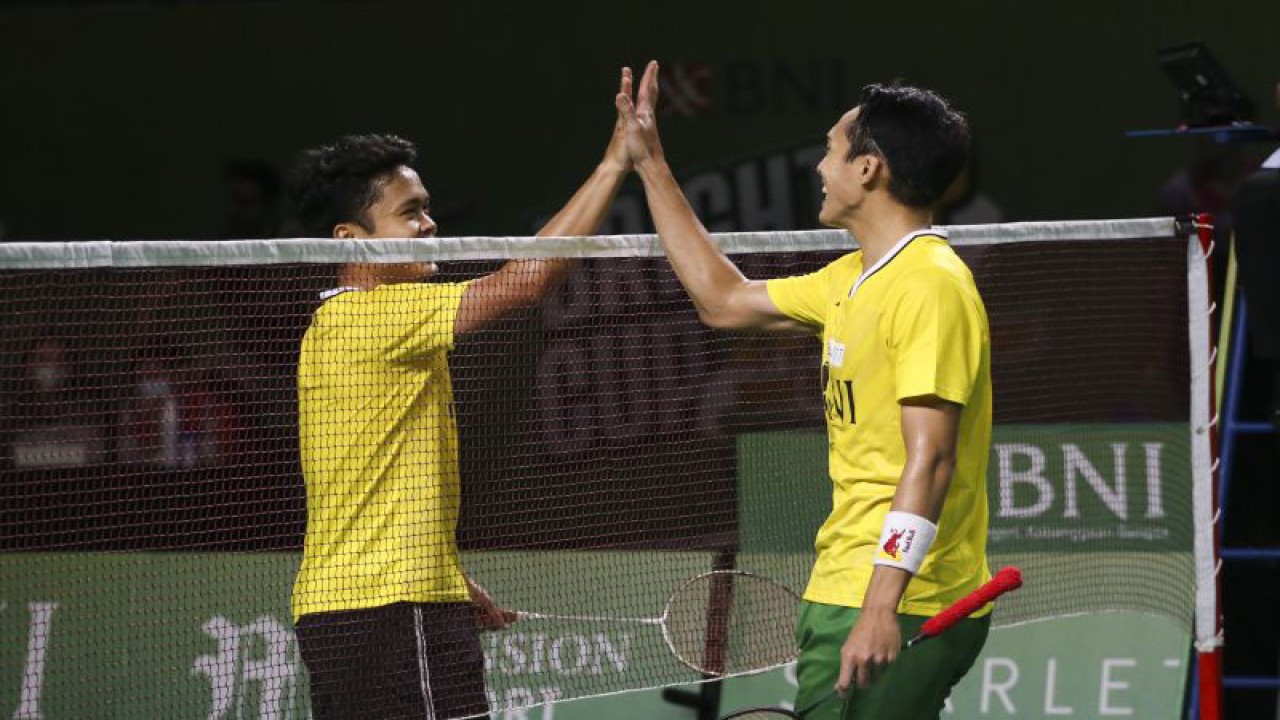 Pebulutangkis Indonesia Jonatan Christie (kanan) bersalaman dengan pebulutangkis Indonesia Anthony S Ginting (kiri) usai pertandingan final Brightup Cup 2022 di Tenis Indoor, Senayan, Jakarta, Kamis (10/11/2022). ANTARA FOTO/Rivan Awal Lingga/YU