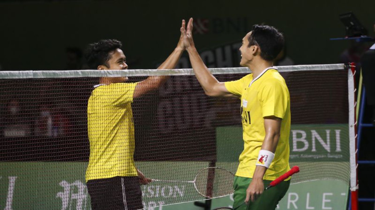 Arsip - Pebulutangkis Indonesia Jonatan Christie (kanan) bersalaman dengan pebulutangkis Indonesia Anthony S Ginting (kiri) usai pertandingan final Brightup Cup 2022 di Tenis Indoor, Senayan, Jakarta, Kamis (10/11/2022). ANTARA FOTO/Rivan Awal Lingga/foc.