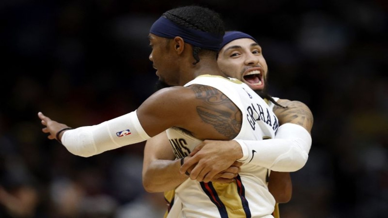 Pemain New Orlenas Pelicans Jose Alvarado dan rekannya Devonte' Graham dalam laga NBA antara New Orleans Pelicans dan Golden State Warriors di Smoothie King Centeron, New Orleans Pelicans, 21 November 2022. (Getty Images via AFP/SEAN GARDNER)