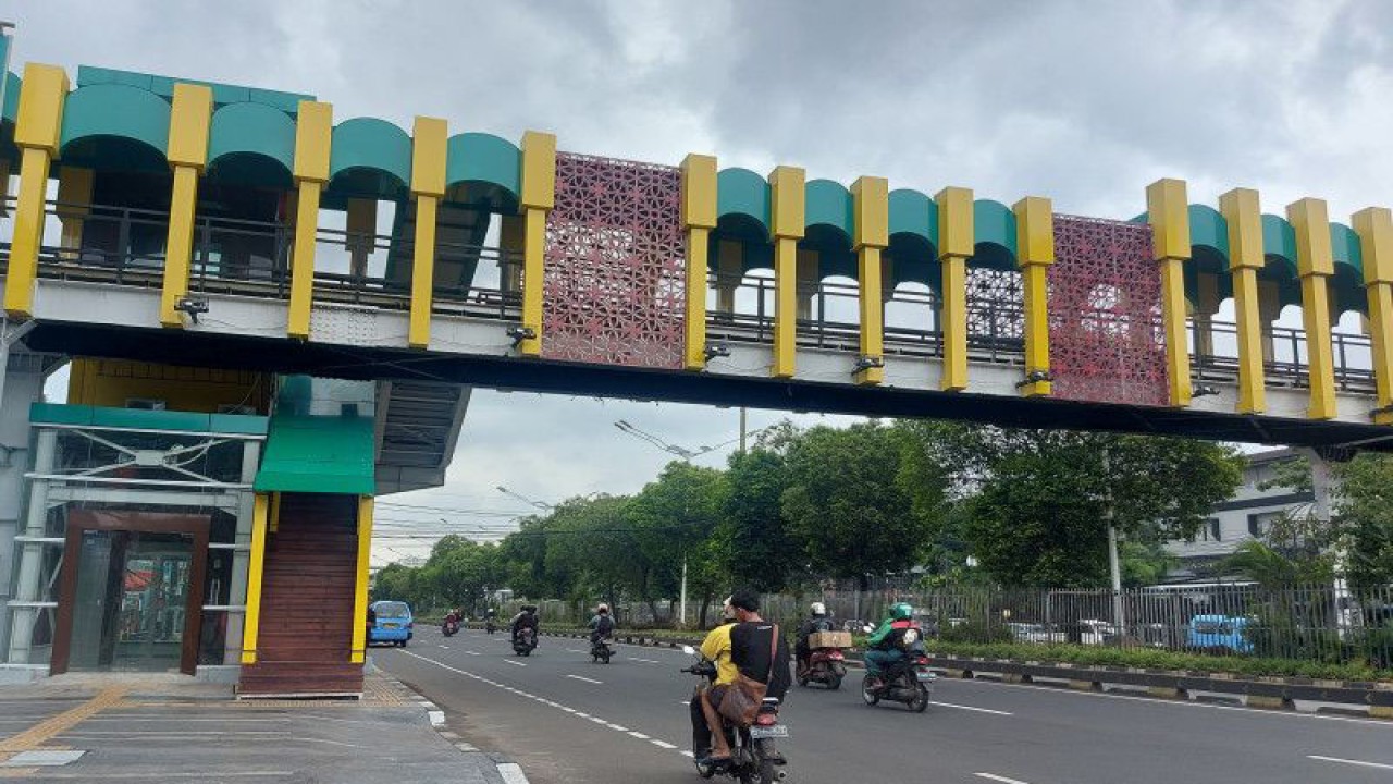 Kendaraan melintas di bawah JPO Matraman, Jakarta, Jumat (30/12/2022). ANTARA/Yogi Rachman