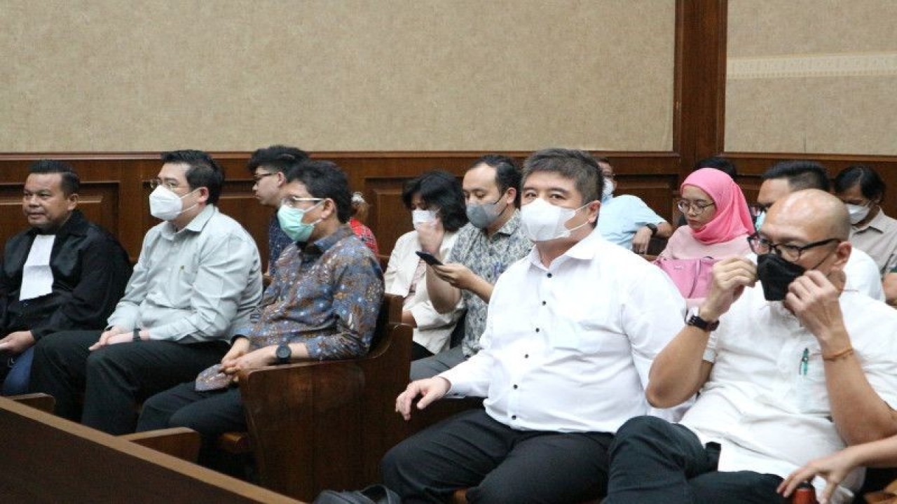 Tiga orang terdakwa kasus dugaan korupsi Persetujuan Ekspor (PE) Crude Palm Oil (CPO) dan turunannya yaitu mantan Direktur Jenderal Perdagangan Luar Negeri Kementerian Perdagangan Indra Sari Wisnu Wardhana (ketiga dari kiri), Tim Asistensi Menteri Koordinator Bidang Perekonomian Weibinanto Halimdjati alias Lin Che Wei (kedua dari kanan) dan Pierre Togar Sitanggang selaku General Manager (GM) Bagian General Affair PT Musim Mas (kanan) menunggu dimulainya sidang di Pengadilan Tindak Pidana Korupsi (Tipikor) Jakarta, Rabu (21-12-2022). ANTARA/Desca Lidya Natalia