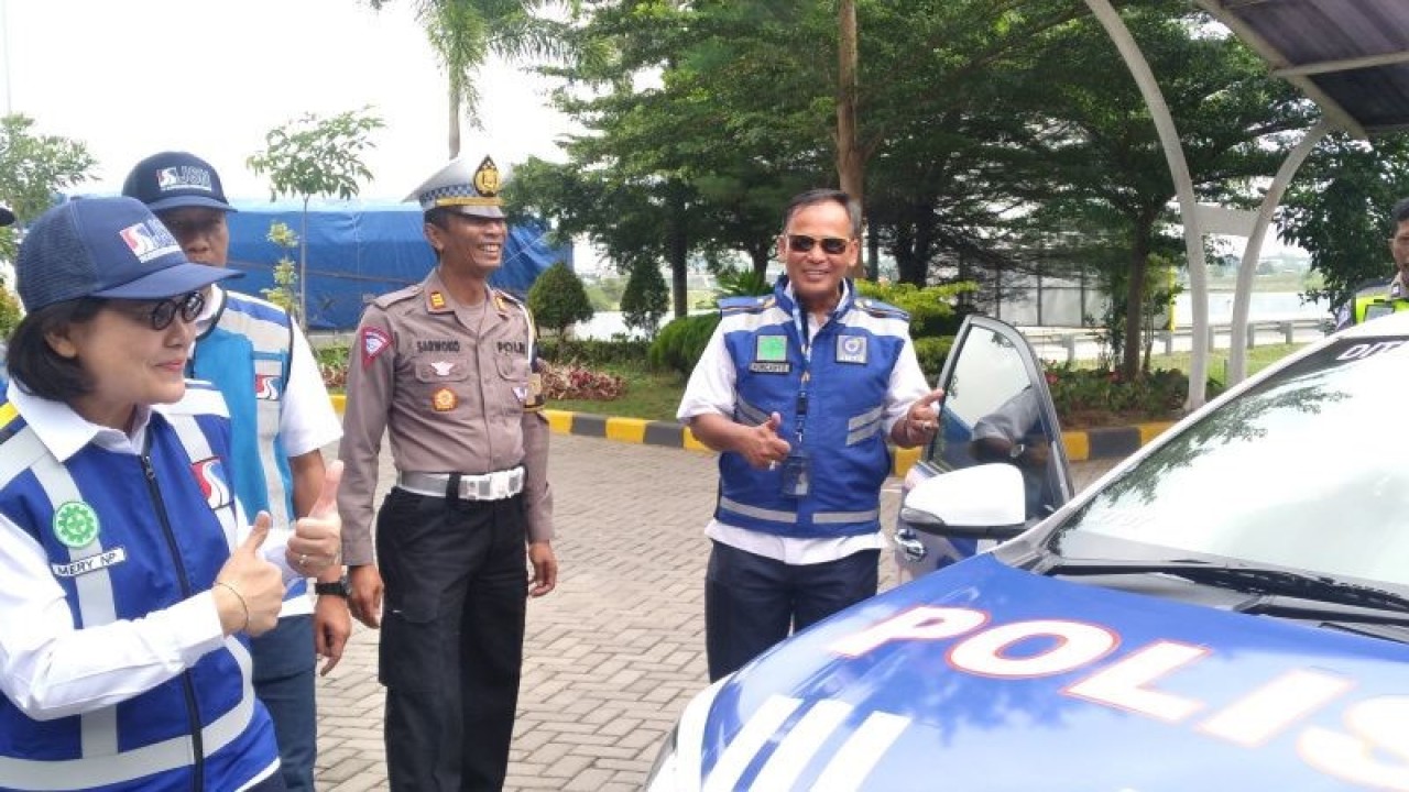 Direktur Utama PT JSN Mery Natacha Panjaitan memastikan kesiapan kendaraan patroli pada apel kesiapan libur Natal 2022 dan Tahun Baru 2023 Jalan Tol Ruas Solo Ngawi di Kantor JSN Ngemplak, Boyolali, Kamis (22/12/2022). ANTARA/Aris Wasita