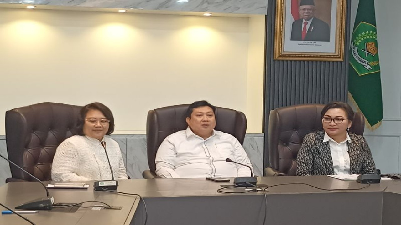 Juru Bicara Kementerian Agama Anna Hasbie (kiri) saat konferensi pers Natal di Gedung Kementerian Agama, Jakarta, Selasa (20/12/2022). (ANTARA/Asep Firmansyah)