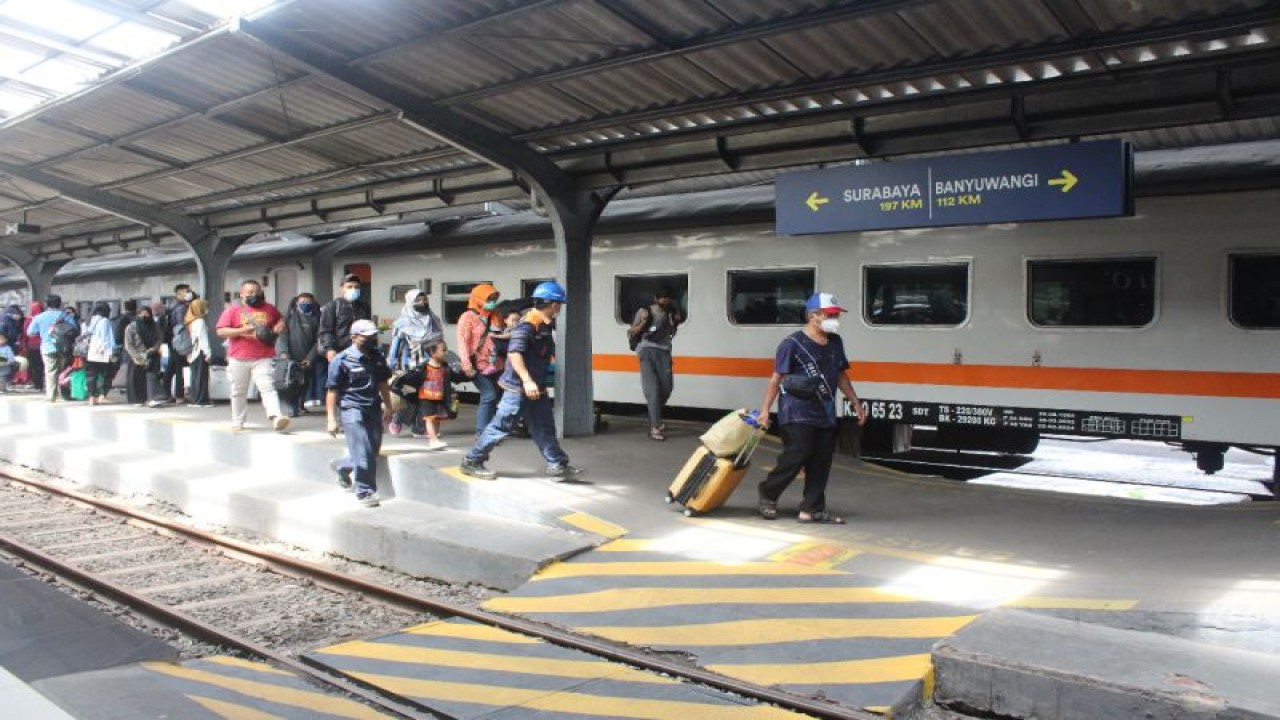 Foto dok. Sejumlah penumpang naik kereta api di Stasiun Jember saat libur Natal 2022 dan Tahun Baru 2023 pada Senin (26/12/2022). (ANTARA/HO-Humas KAI Daop 9 Jember)