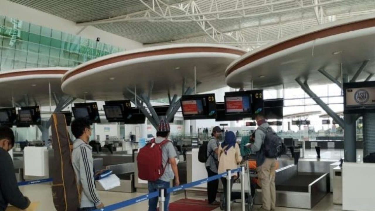Penumpang di Bandara Sepinggan di Balikpapan saat masih diberlakukan sejumlah pembatasan sebab COVID-19. Di akhir tahun 2022 kini jumlah penumpang mencapai 7 ribu orang lebih per hari . (ANTARA/novi abdi)