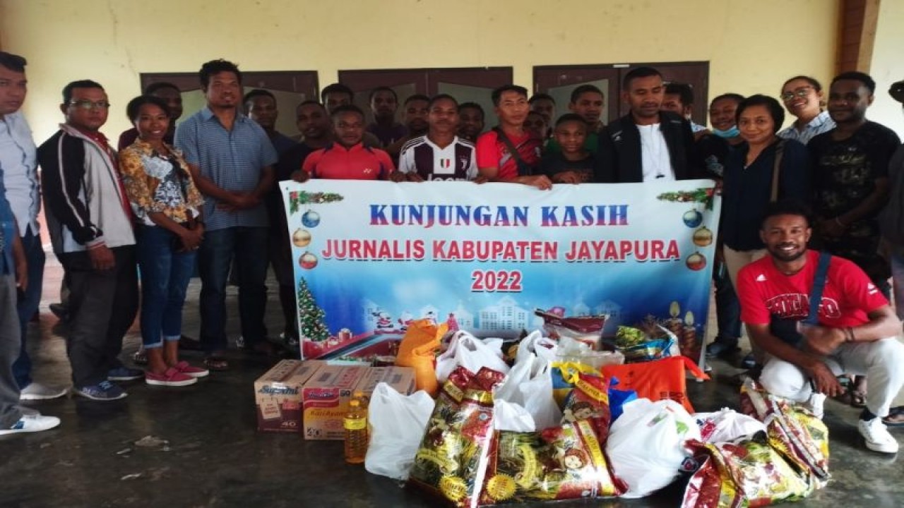 Jurnalis Kabupaten Jayapura foto bersama anak-anak Panti Asuhan Polomo (ANTARA/HO-Engel Wally)