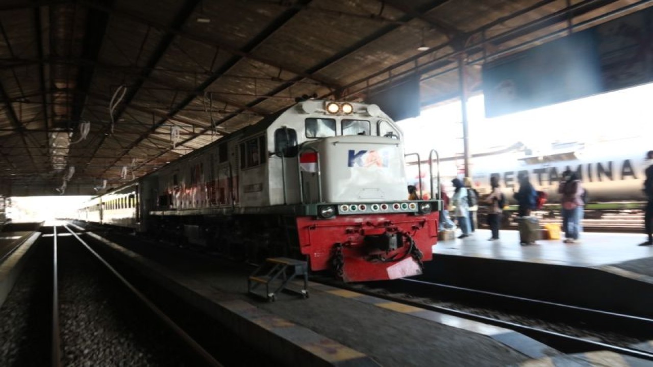 Ilustrasi - Sejumlah calon penumpang di Stasiun Madiun bersiap menaiki KA jarak jauh. ANTARA/HO-Humas Daop 7 Madiun