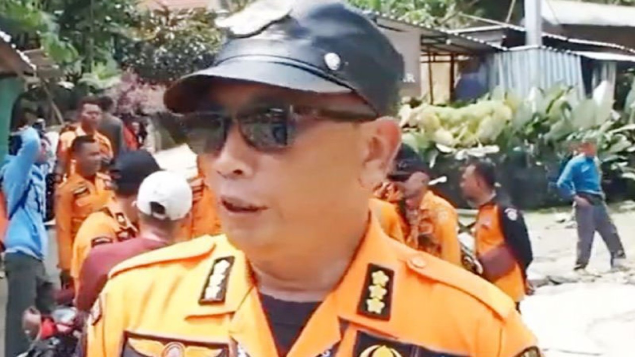 Kabid Kedaruratan dan Logistik BPBD Kabupaten Bogor, Aris Nurjatmiko di Kabupaten Bogor, Jawa Barat. (ANTARA/M Fikri Setiawan)