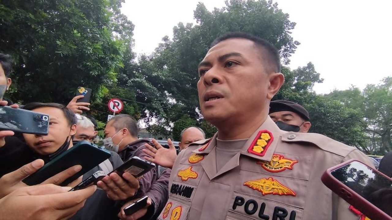 Kabidhumas Polda Jawa Barat Kombes Pol. Ibrahim Tompo memberikan keterangan di sekitar Polsek Astanaanyar, Kota Bandung, Jawa Barat, Rabu (7/12/2022). (ANTARA/Bagus Ahmad Rizaldi)
