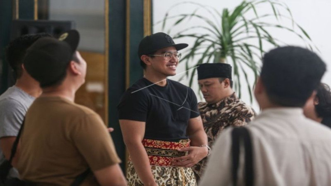 Putra bungsu Presiden Joko Widodo Kaesang Pangarep (tengah) mengikuti gladi bersih pernikahan di Royal Ambarukmo, Sleman, DI Yogyakarta, Selasa (6/12/2022). Gladi bersih tersebut sebagai persiapan kelancaran pelaksanaan akad nikah dan rangkaian prosesi pernikahan Kaesang Pangarep dan Erina Gudono. (ANTARA FOTO/Hendra Nurdiyansyah/rwa)