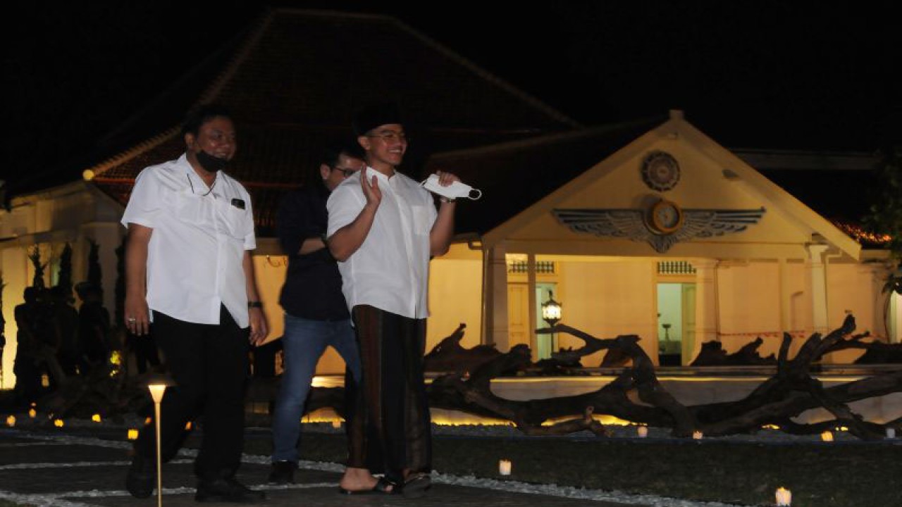 Putra bungsu Presiden Joko Widodo, Kaesang Pangarep (kiri kedua), mengecek kesiapan resepsi pernikahannya di Pura Mangkunegaran, Solo, Jawa Tengah, Kamis (8/12/2022). ANTARA FOTO/Aloysius Jarot Nugroho/tom.