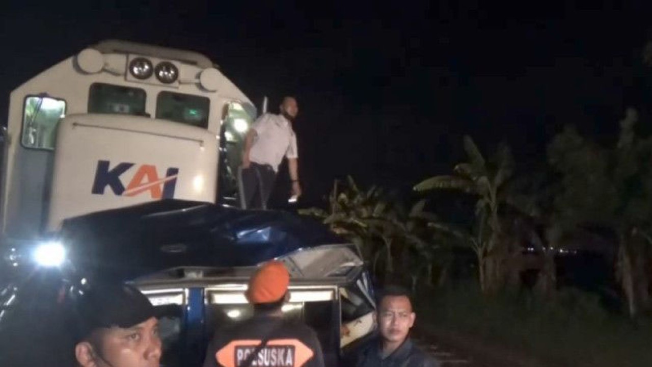 Ilustrasi - Petugas dan warga menangani kecelakaan antara KA Sancaka dengan Mobil Mitsubisi Kuda di Jalan Raya Ngawi-Maospati Desa Keras Wetan, Kecamatan Geneng, Kabupaten Ngawi pada Jumat (23/12/2022) sekitar pukul 01.46 WIB. Dalam kejadian tersebut, tiga orang penumpang mobil tewas di lokasi kejadian. ANTARA/Louis Rika