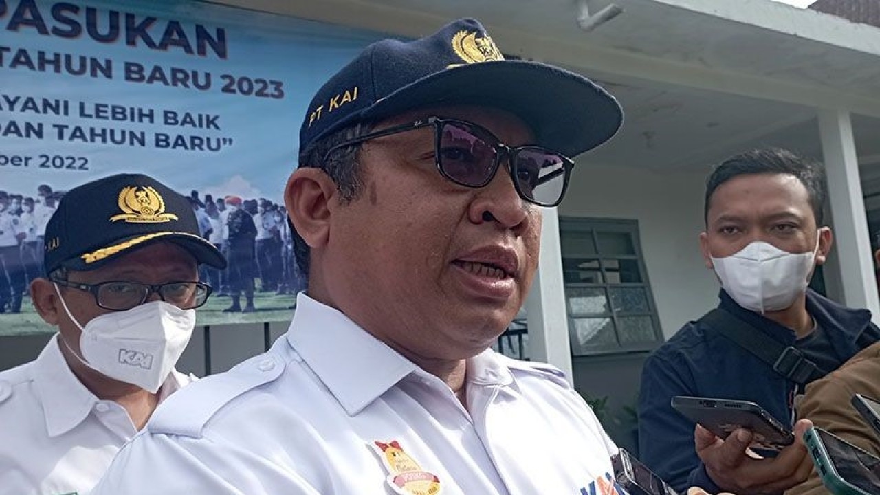 Kepala PT KAI Daop 5 Purwokerto Daniel Johannes Hutabarat memberi keterangan pers terkait kesiapan pelaksanaan angkutan Natal 2022 dan Tahun Baru 2023 di Purwokerto, Kabupaten Banyumas, Kamis (22/12/2022). ANTARA/Sumarwoto