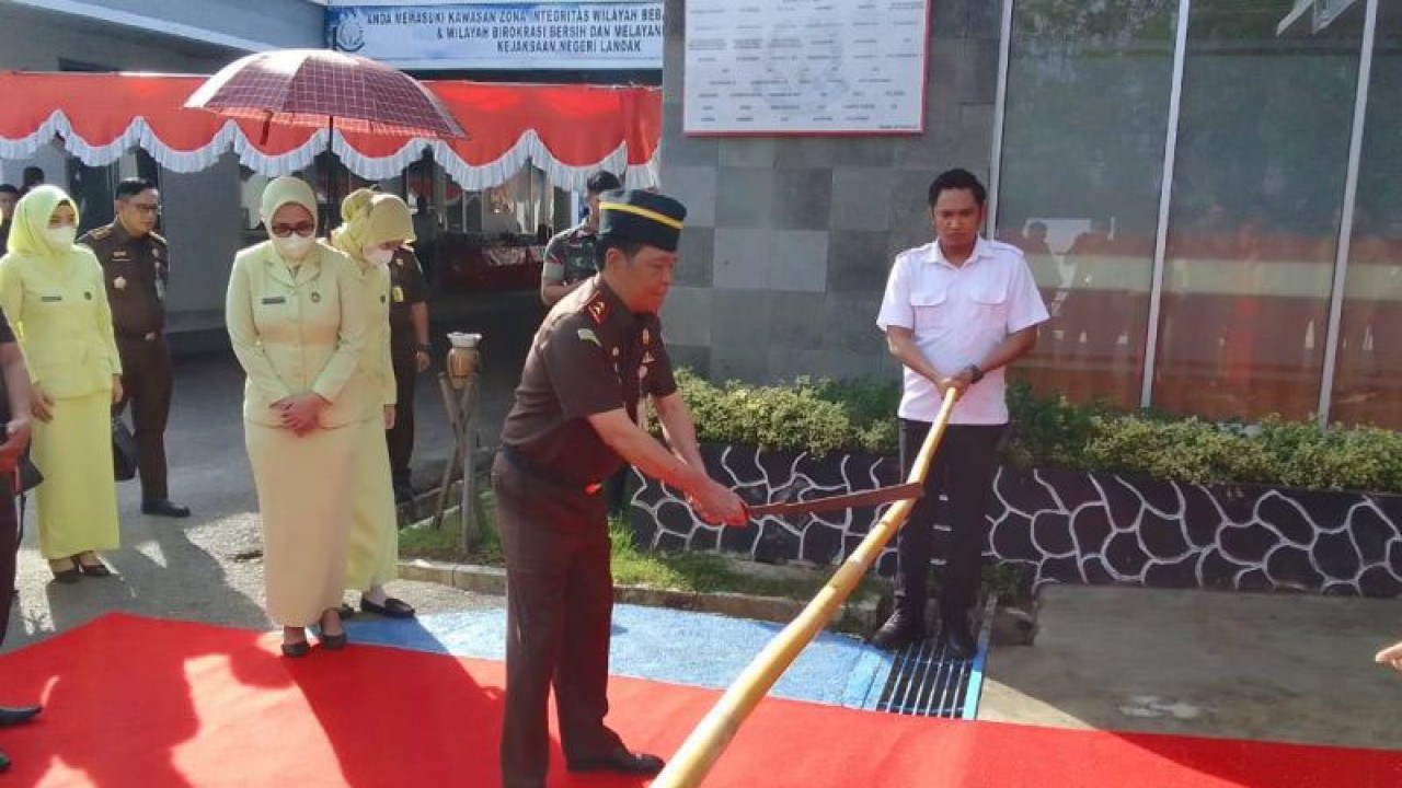 Kajati Kalbar Masyhudi saat meresmikan Rumah Restorative Justice di Ngabang (istimewa)