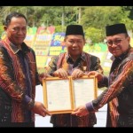 Kakanwil Kemenkumham Kalsel Lilik Sujandi menyerahkan sertifikat hak cipta kepada Bupati Tabalong H. Anang Syakhfiani, Selasa (6-12-2022). ANTARA/Firman-1670384823