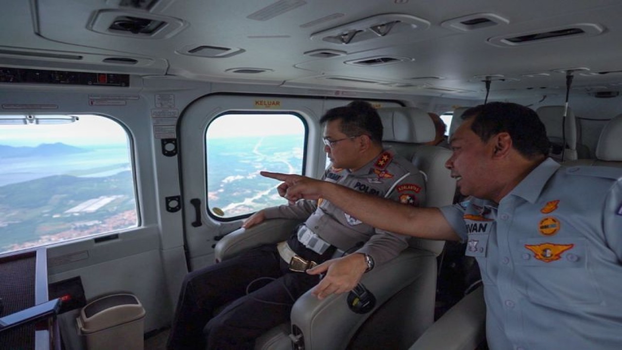 kakorlantas Polri Irjen Pol. Firman Shantyabudi memantau kesiapan operasi Lilin 2022 dengan helikopter di Jakarta, Senin (12/12/2022). (ANTARA/HO-Humas Korlantas Polri)