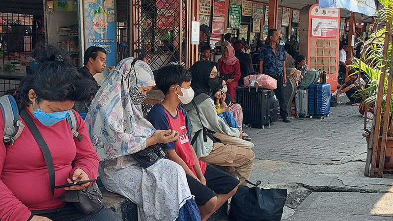 Arsip Foto - Sejumlah penumpang dengan tetap menggunakan masker menunggu jadwal keberangkatan di Terminal Kalideres, Jakarta Barat, Selasa (10/5/2022). ANTARA/Katriana/aa.
