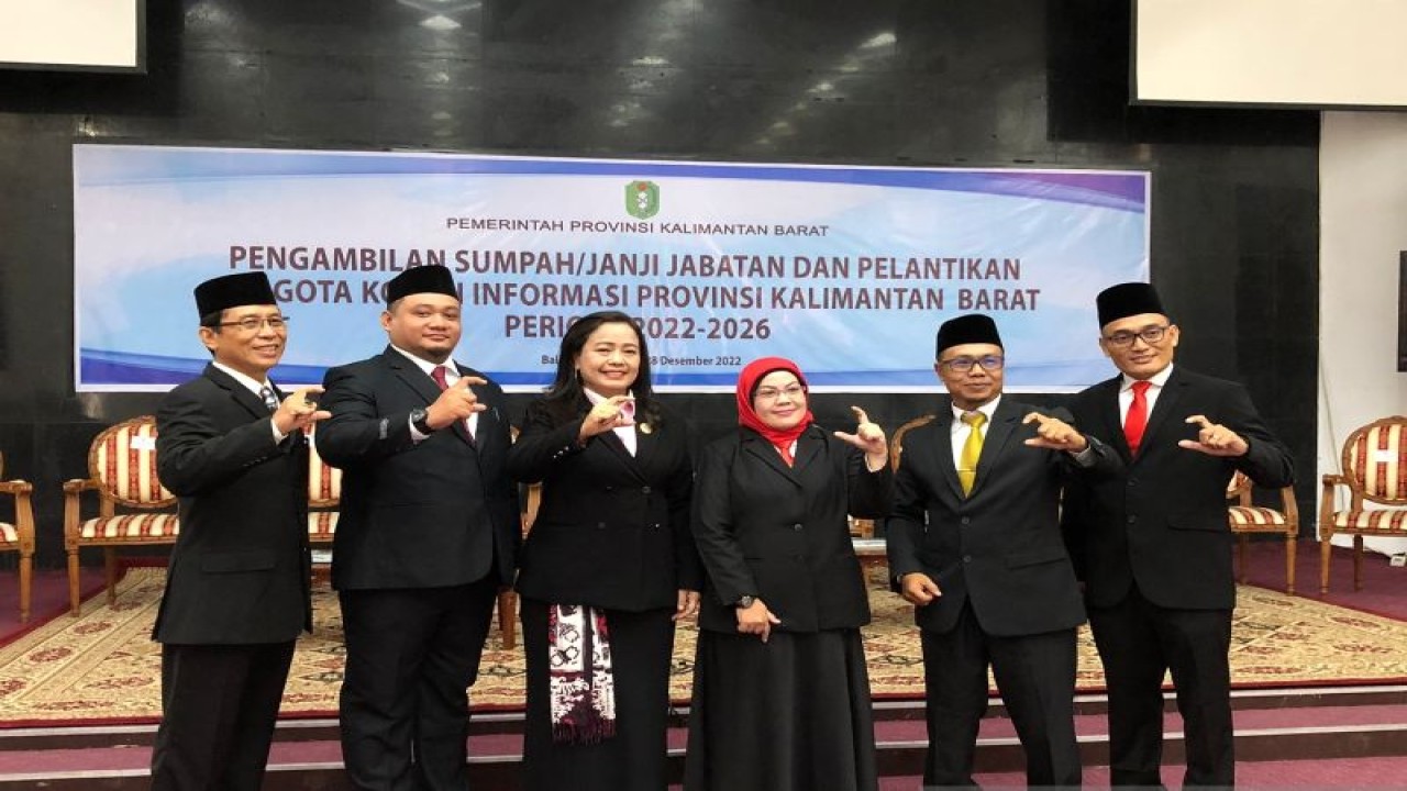 Anggota Komisi Informasi Provinsi Kalimantan Barat yang baru saja dilantik oleh Gubernur Sutarmidji (Sucia Lucinda)