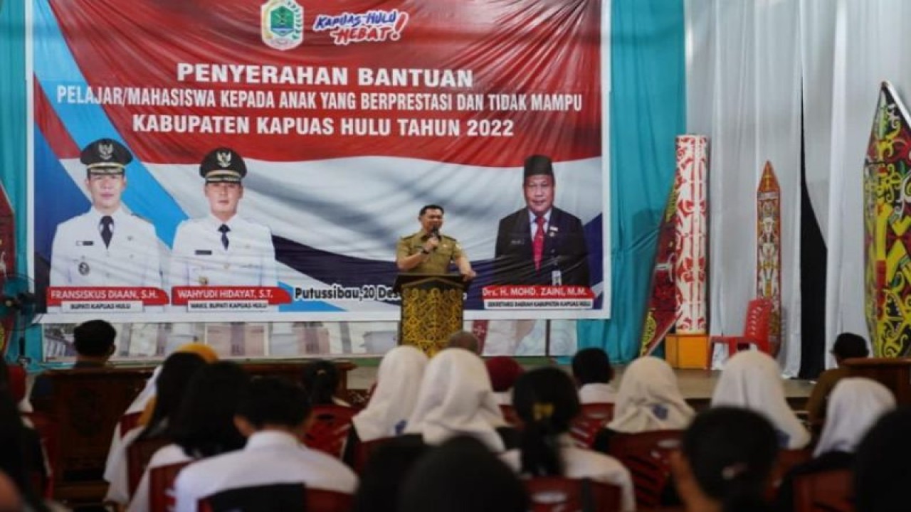 Bupati Kapuas Hulu Fransiskus Diaan berbicara pada acara penyerahan beasiswa bagi pelajar dan mahasiswa berprestasi dan kurang mampu di Putussibau, Kapuas Hulu Kalimantan Barat, Selasa (20/12/2022). (ANTARA/HO-Prokopim Setda Kapuas Hulu)