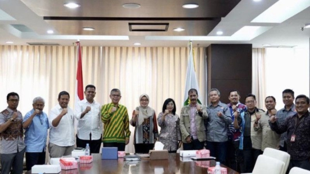 Sekdaprov Kaltim, Sri Wahyuni, saat memimpin rapat persiapan pelaksanaan OIC Cultural Activity 2023, di Ruang Rapat Sekdaprov Kantor Gubernur Kaltim. (Biro Adpim Pemprov Kaltim)