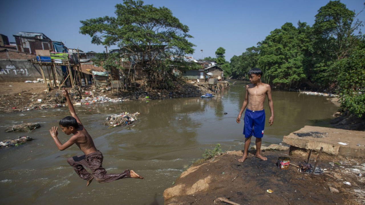 Arsip Foto - Dua bocah bermain air di tepi Sungai Ciliwung, Kampung Melayu, Jakarta, Selasa (27/7/2021). Pemerintah Provinsi DKI Jakarta akan melanjutkan proyek normalisasi Sungai Ciliwung dari Pintu Air Manggarai, Jakarta Selatan hingga Kampung Melayu, Jakarta Timur. ANTARA FOTO/Aditya Pradana Putra/wsj.