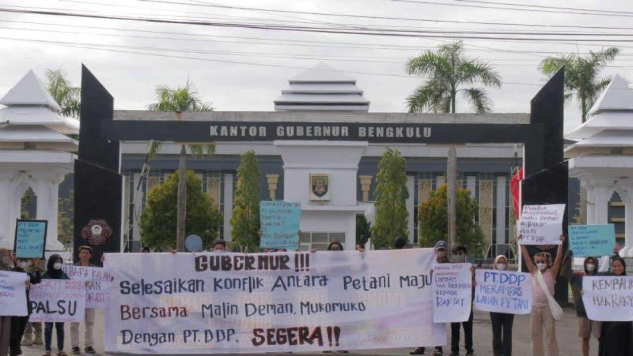 Puluhan pemuda mengadakan aksi di depan kantor Gubernur Bengkulu. ANTARA/Anggi Mayasari