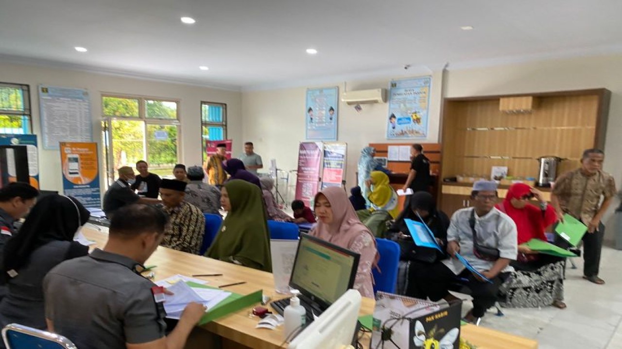 Para pemohon paspor di Kantor Imigrasi Kelas II TPI Siak mendapatkan layanan khusus di akhir pekan bagi jamaah calon haji tahun depan. (ANTARA/HO-Imigrasi Siak)