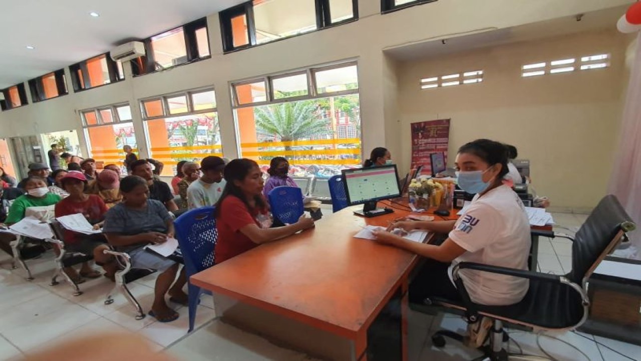 Kantor Pos Ambon menyalurkan Bantuan Subsidi Upah (BSU) tahap VII kepada penerima di Provinsi Maluku. ANTARA/Penina F Mayaut.