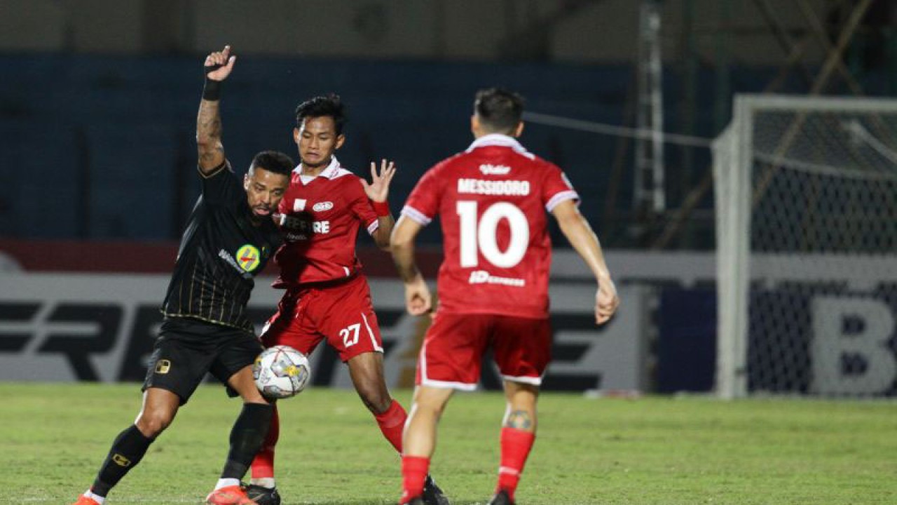 Pemain Persis Solo M. Kanu (kedua kiri) berebut bola dengan pemain Barito Putera Rafael Silva (kiri) saat laga BRI Liga 1 di Stadion Sultan Agung, Bantul, D.I Yogyakarta, Rabu (14/12/2022). ANTARA FOTO/Andreas Fitri Atmoko/aww.