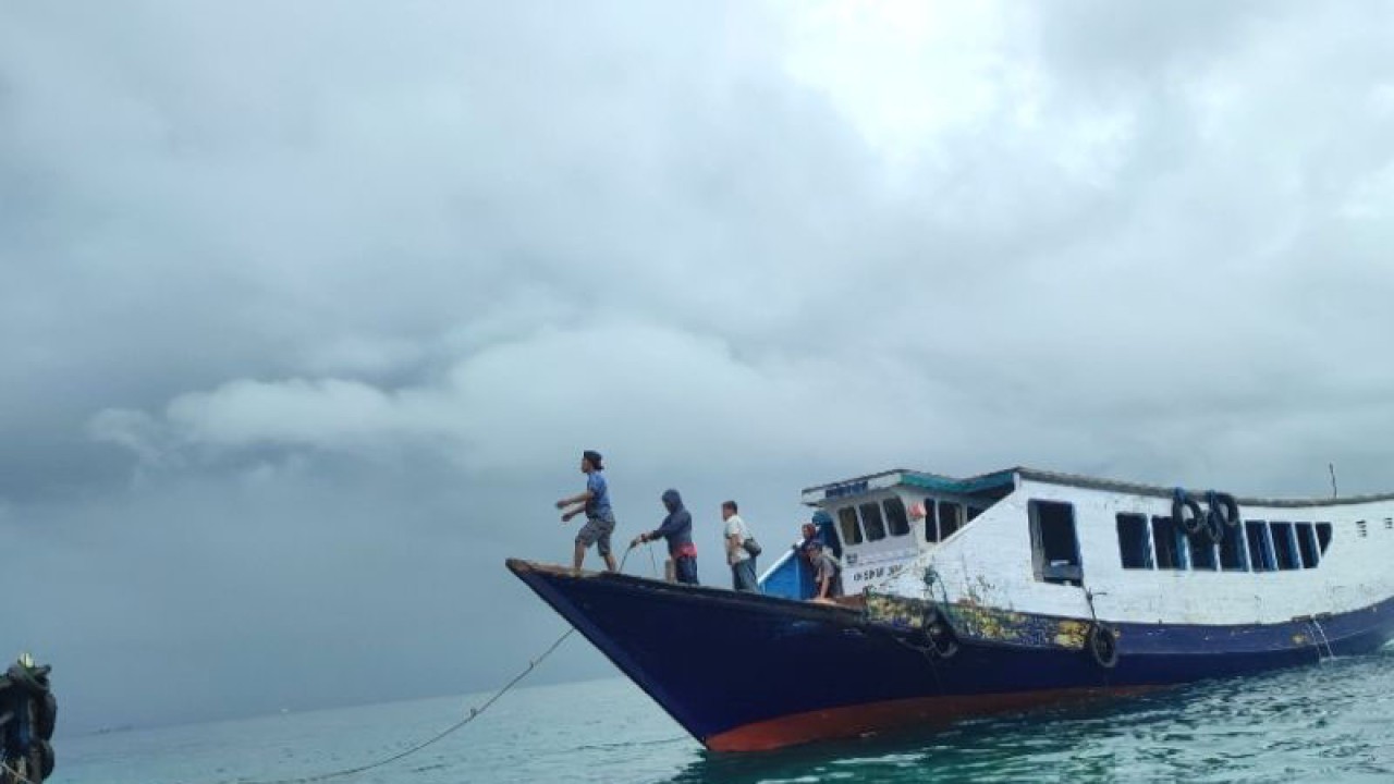 Awak kapal bersipa menyandarkan kapal penumpang di Dermaga Pulau Kodingareng, Kecamatan Sangkkarang, Kota Makassar, Sulawesi Selatan. ANTARA/Darwin Fatir.